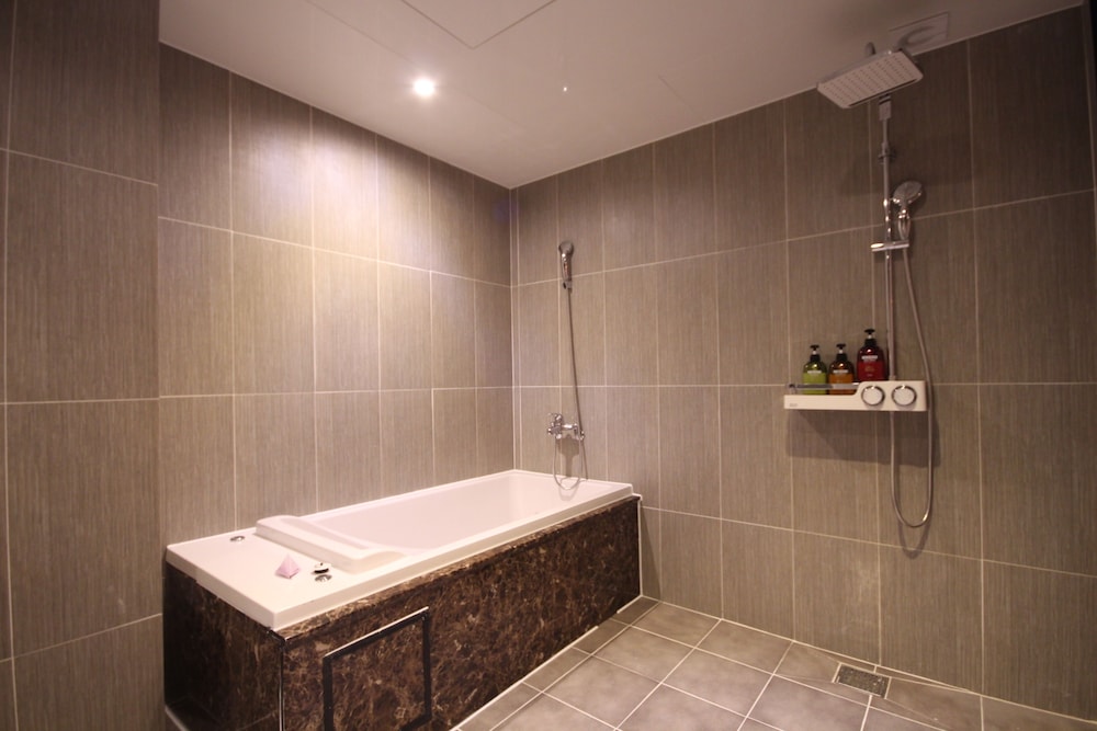 G7 Hotel 42/42