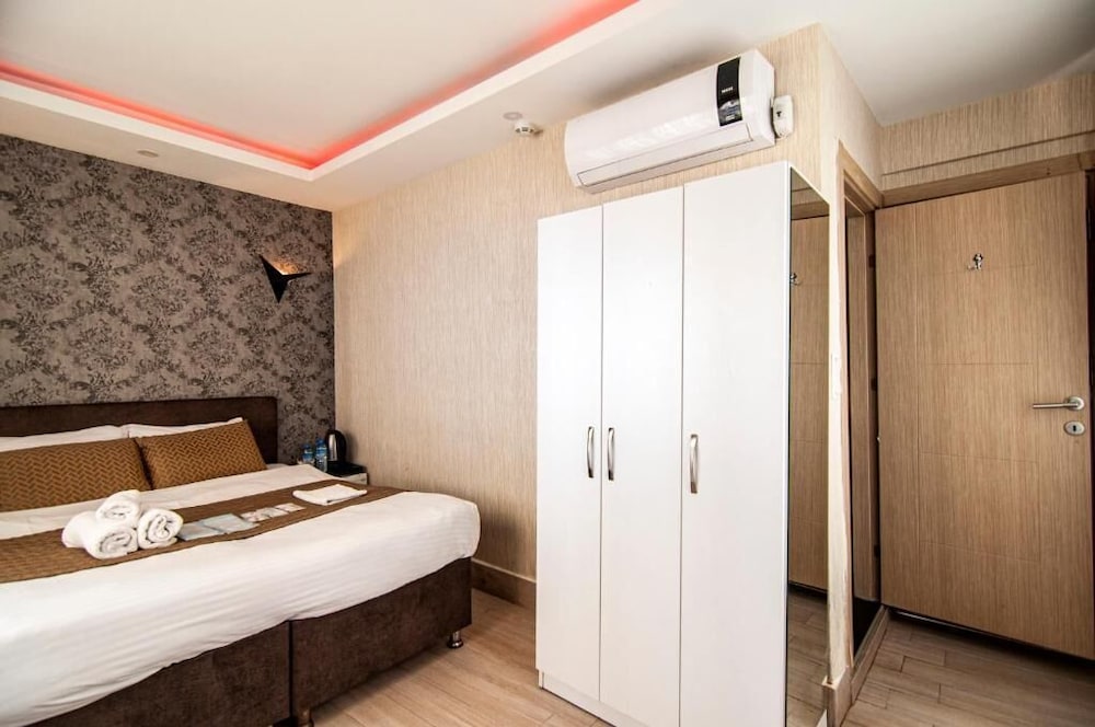 Honey Hotel 17/39