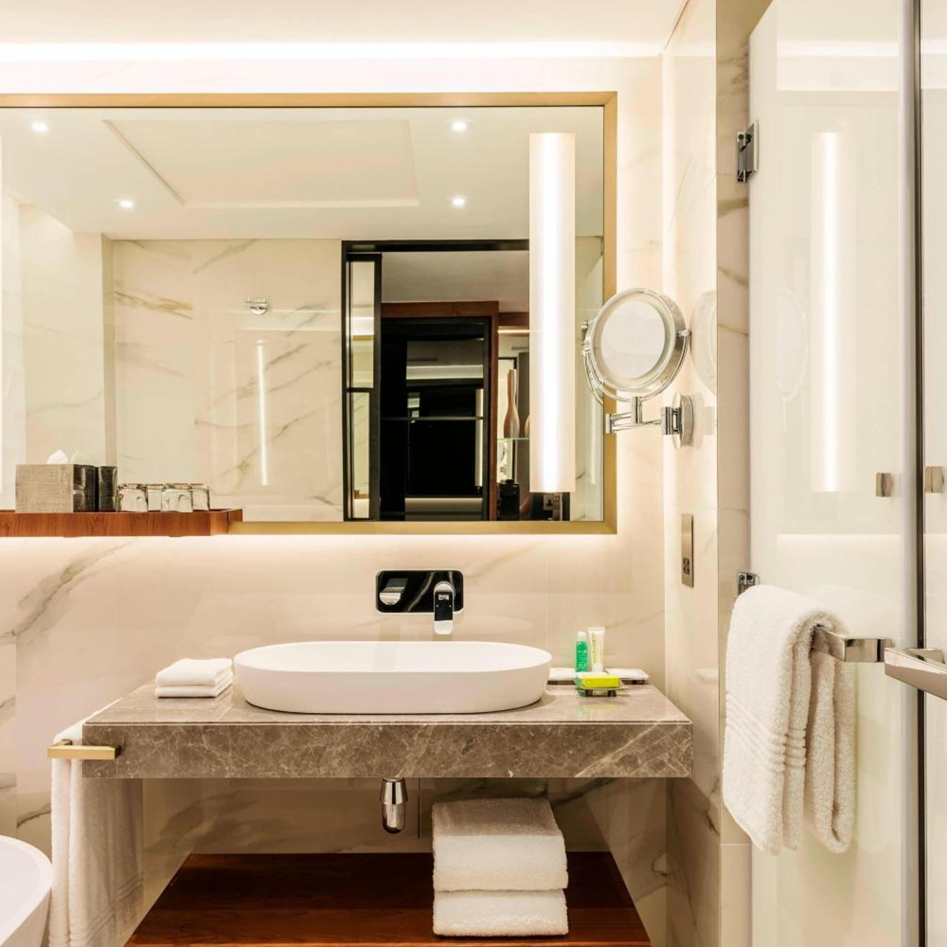 Meridien Club, Queen Bed, Garden View, Executive Lounge Access، Le Meridien Dubai Hotel and Conference Centre 7/8