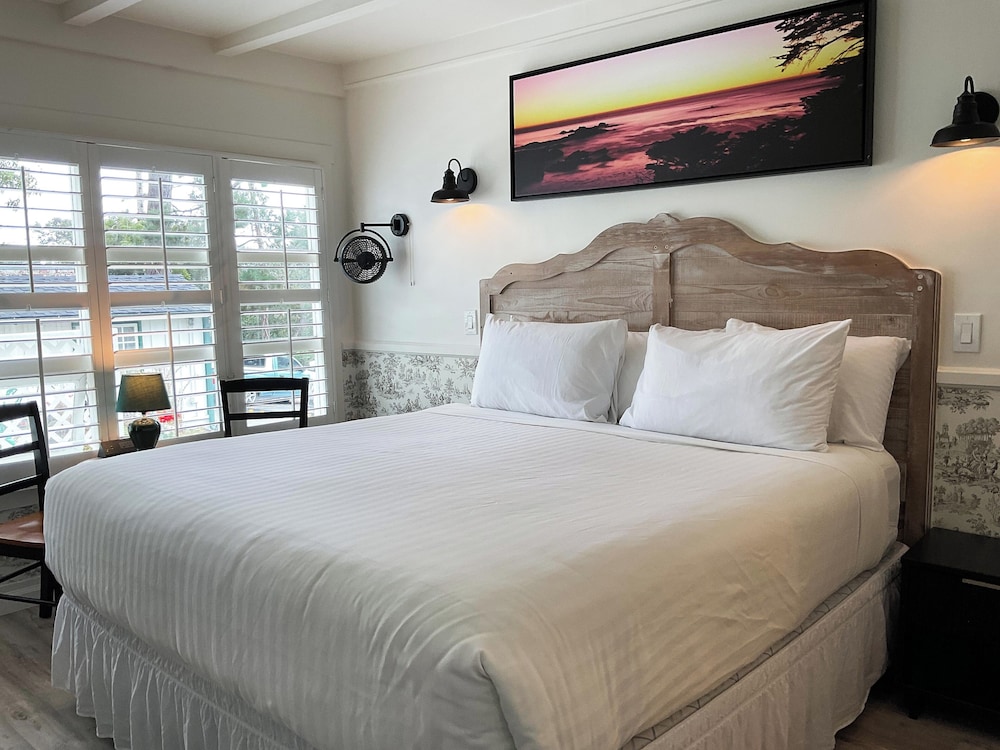 DELUXE, KING BED