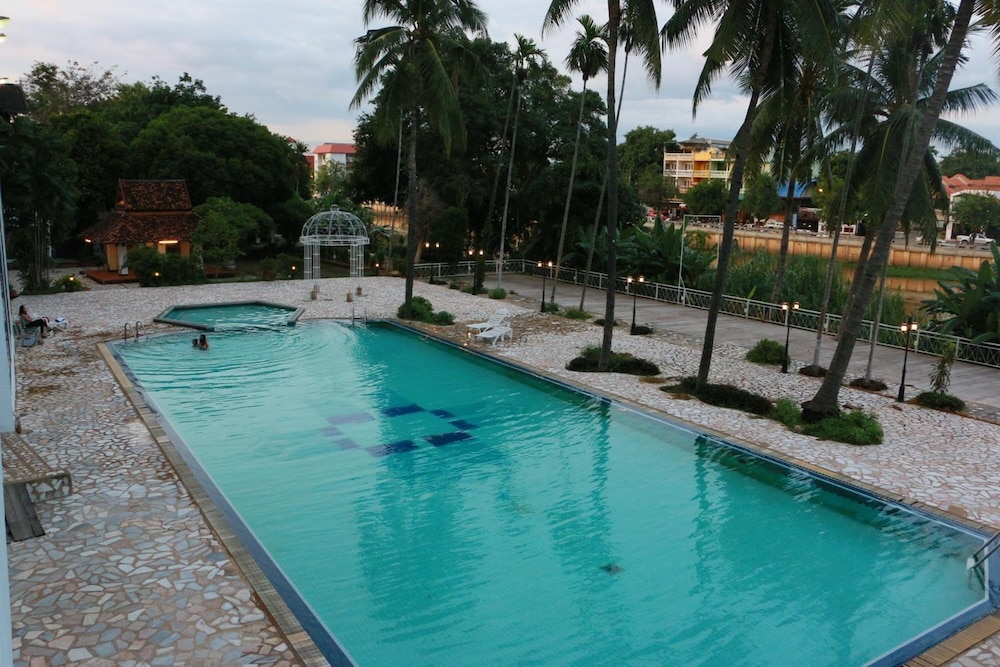 Diamond River Ping Petch Ngam Hotel 51/52