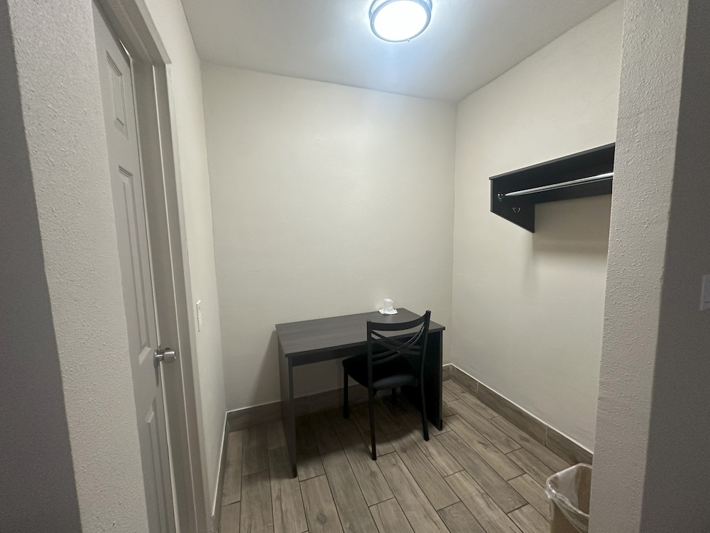 Econo Lodge St. Petersburg Central 33/54