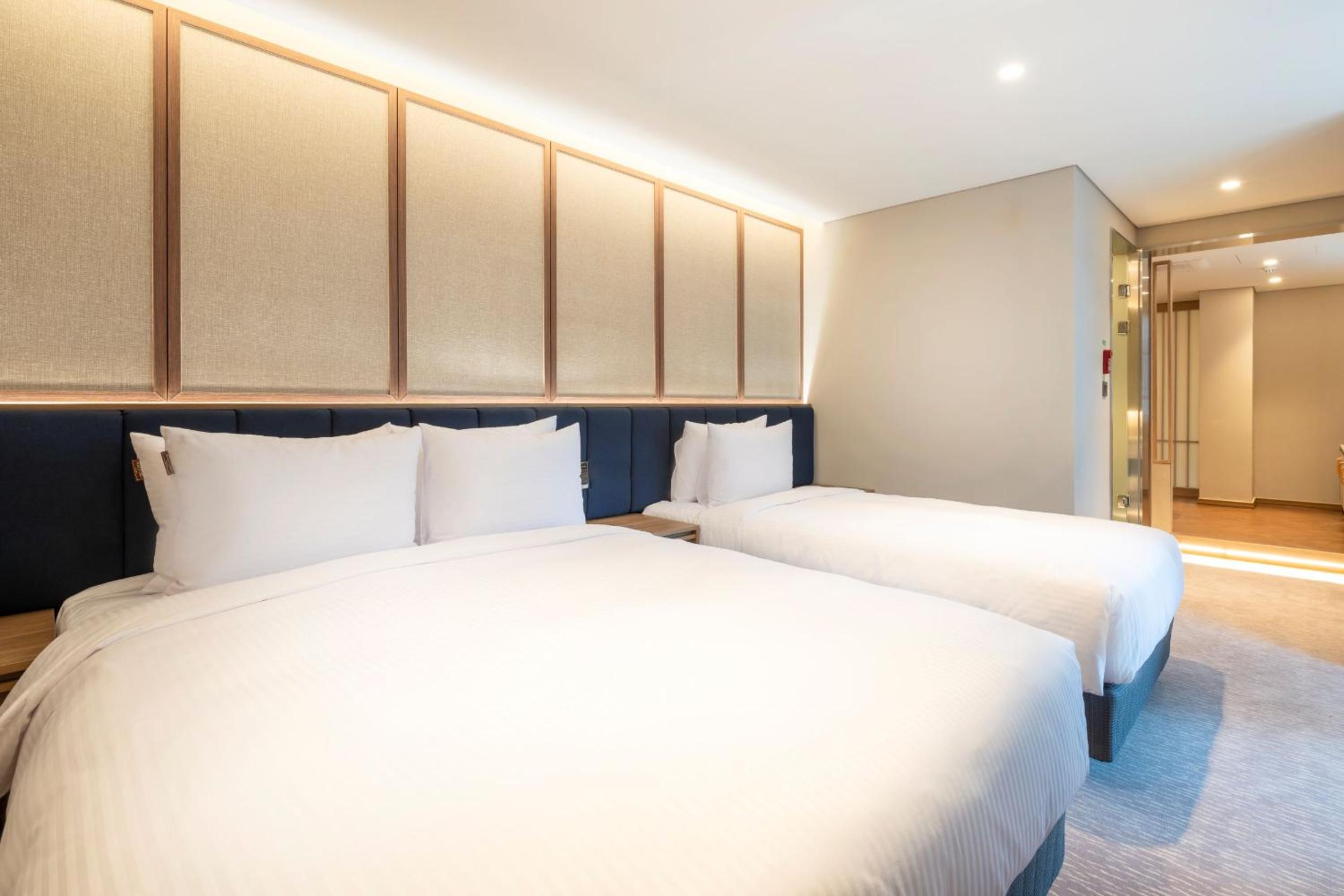 Royal, Pool, Suite