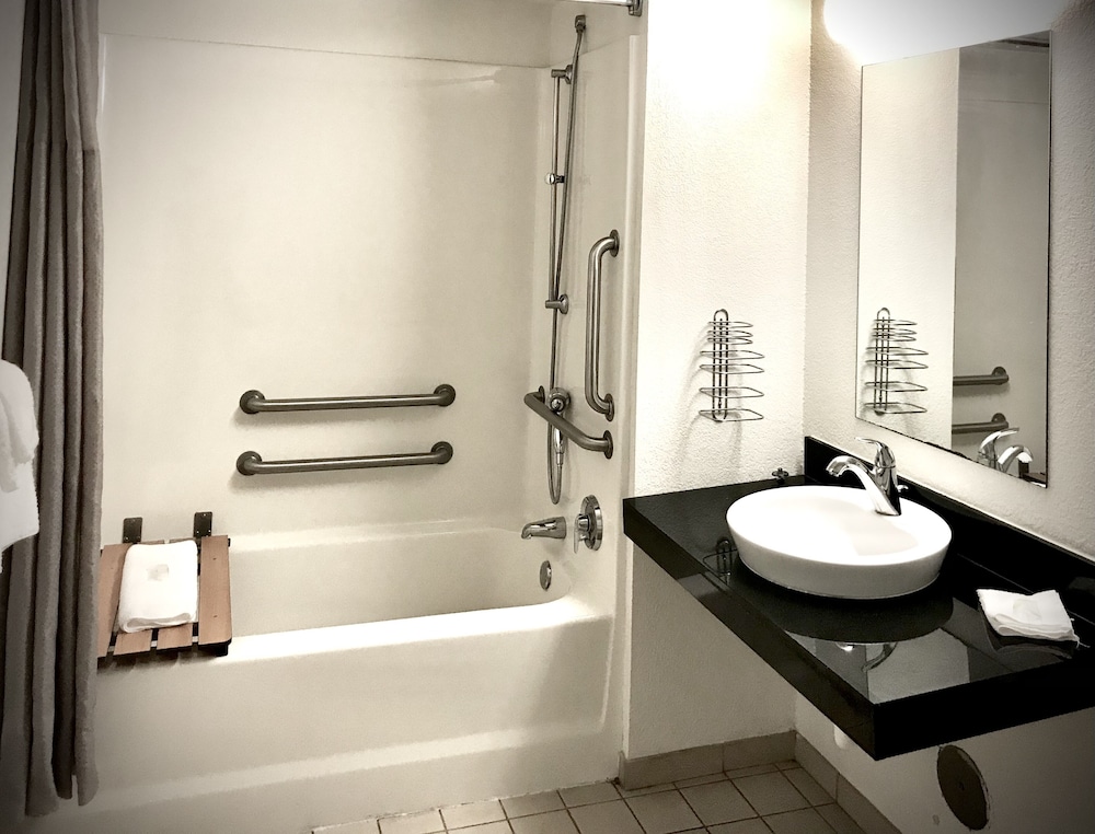 Travelodge by Wyndham Madison Heights MI 10/41