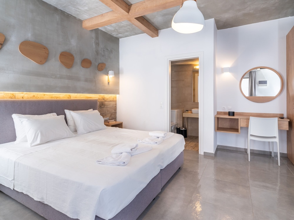 ROOM, DOUBLE OR TWIN BED