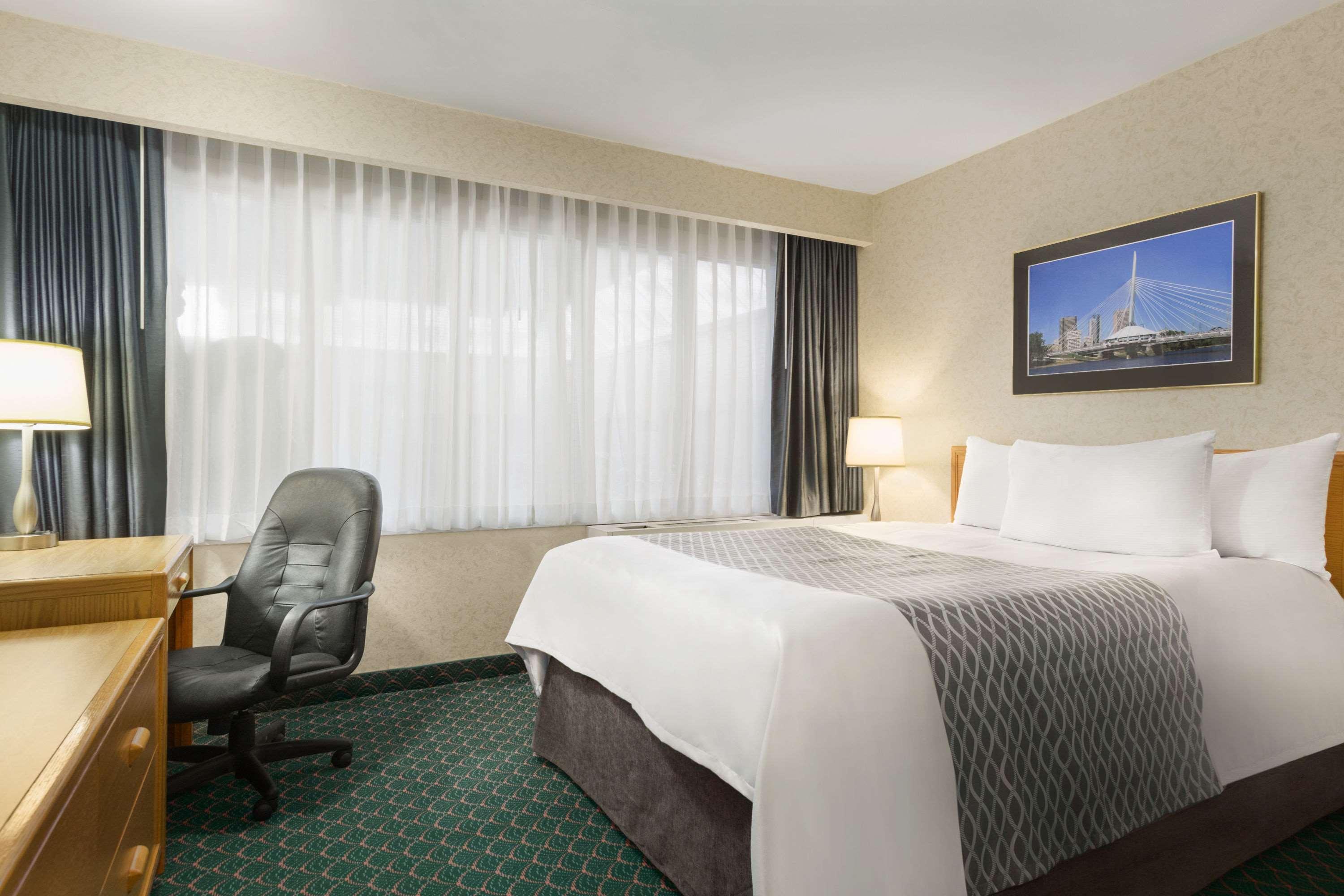 Room, Queen Bed, Pool Side
