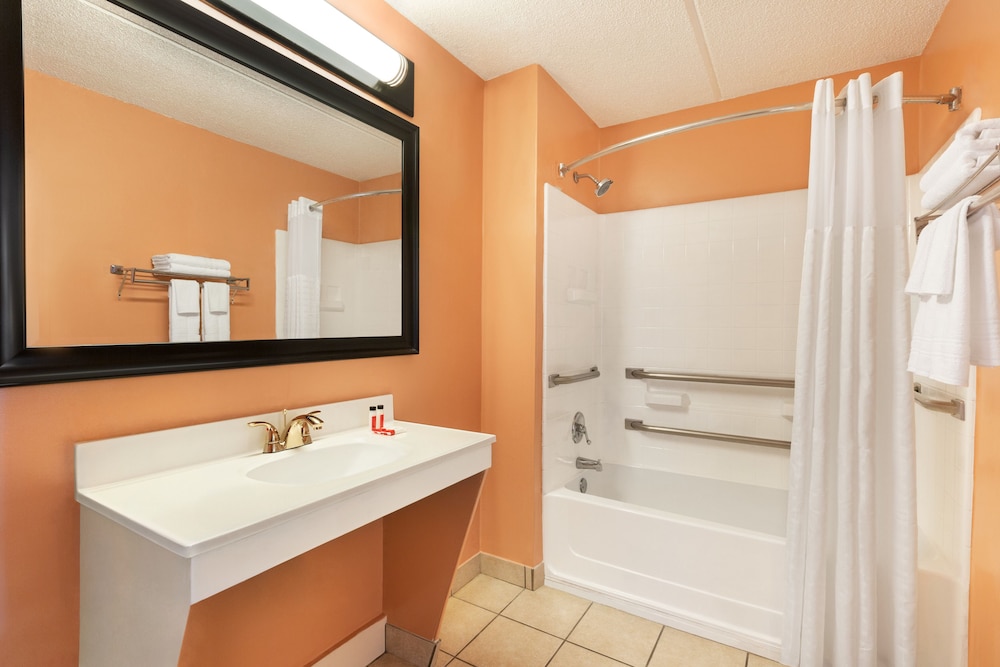 Days Inn & Suites by Wyndham Fort Bragg/Cross Creek Mall 17/41