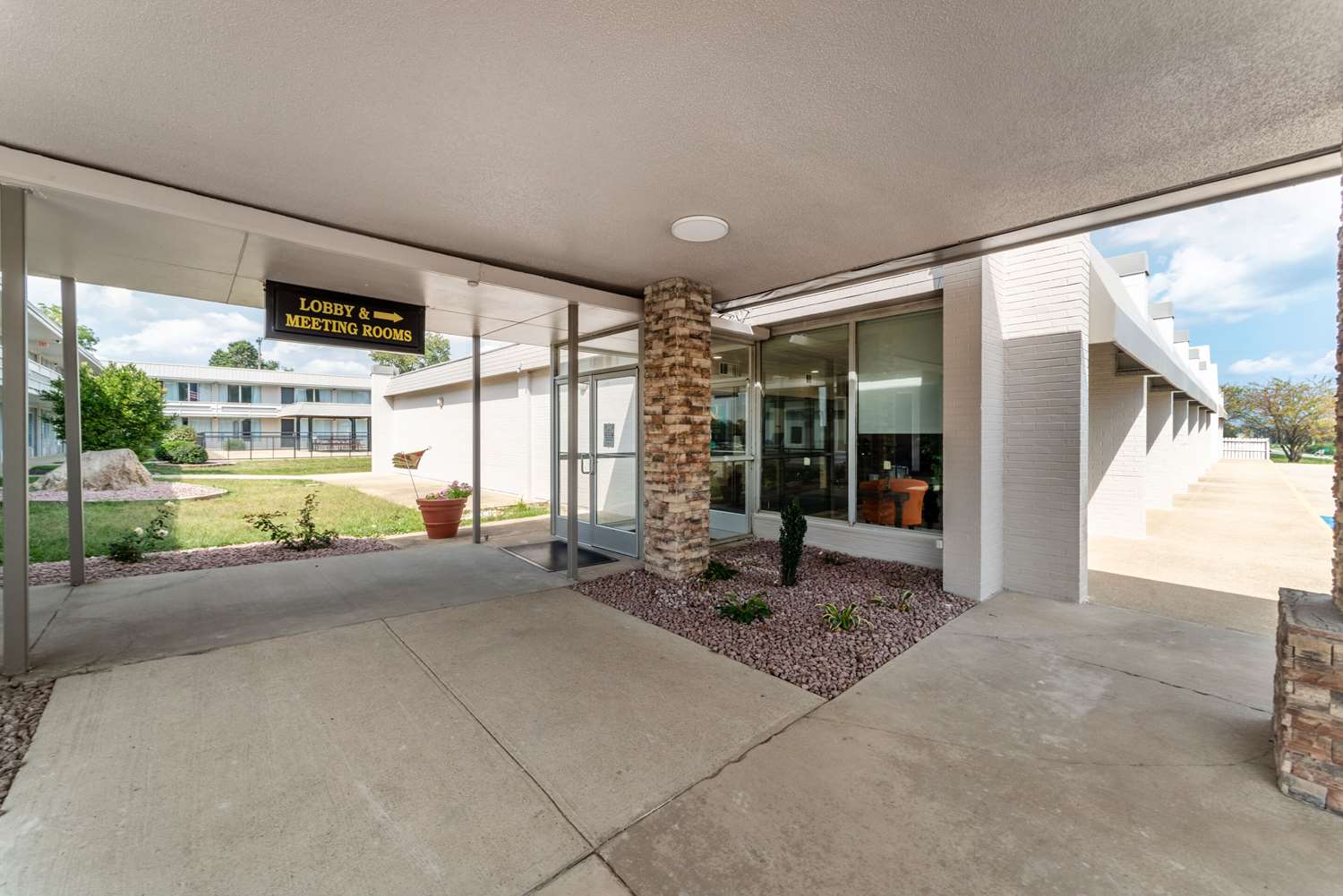 Quality Inn & Suites Vandalia near I-70 and Hwy 51 28/30