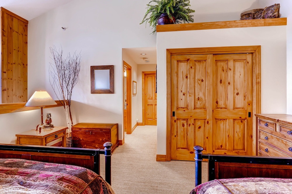 Kiva Lodge By East West 43/72