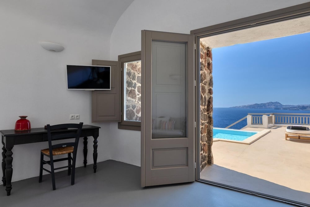 Grand Ambassador Santorini Hotel 68/78