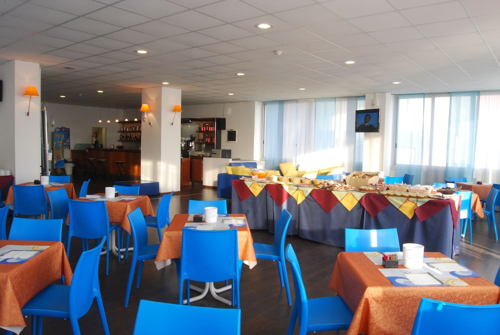 Hotel Embassy Pesaro 22/35
