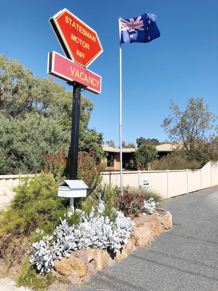 Statesman Motor Inn 37/47