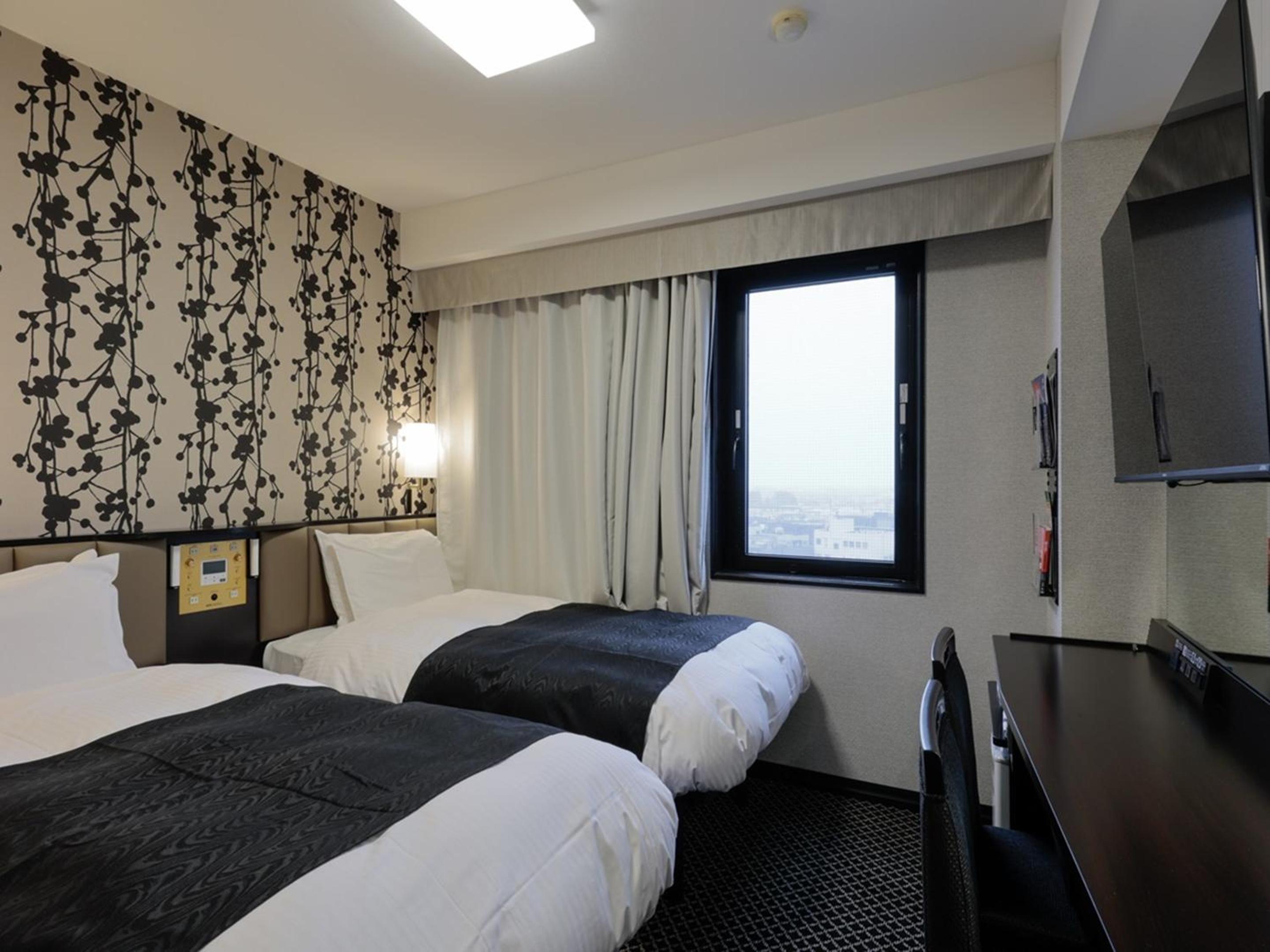 Compact, Twin Beds, Smoking