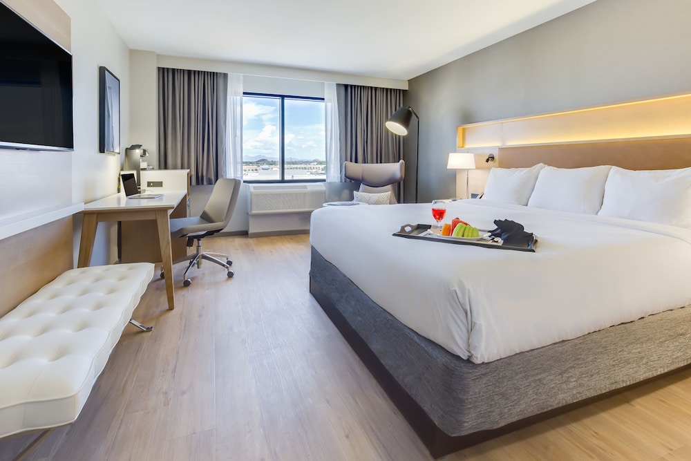 ROOM, KING BED