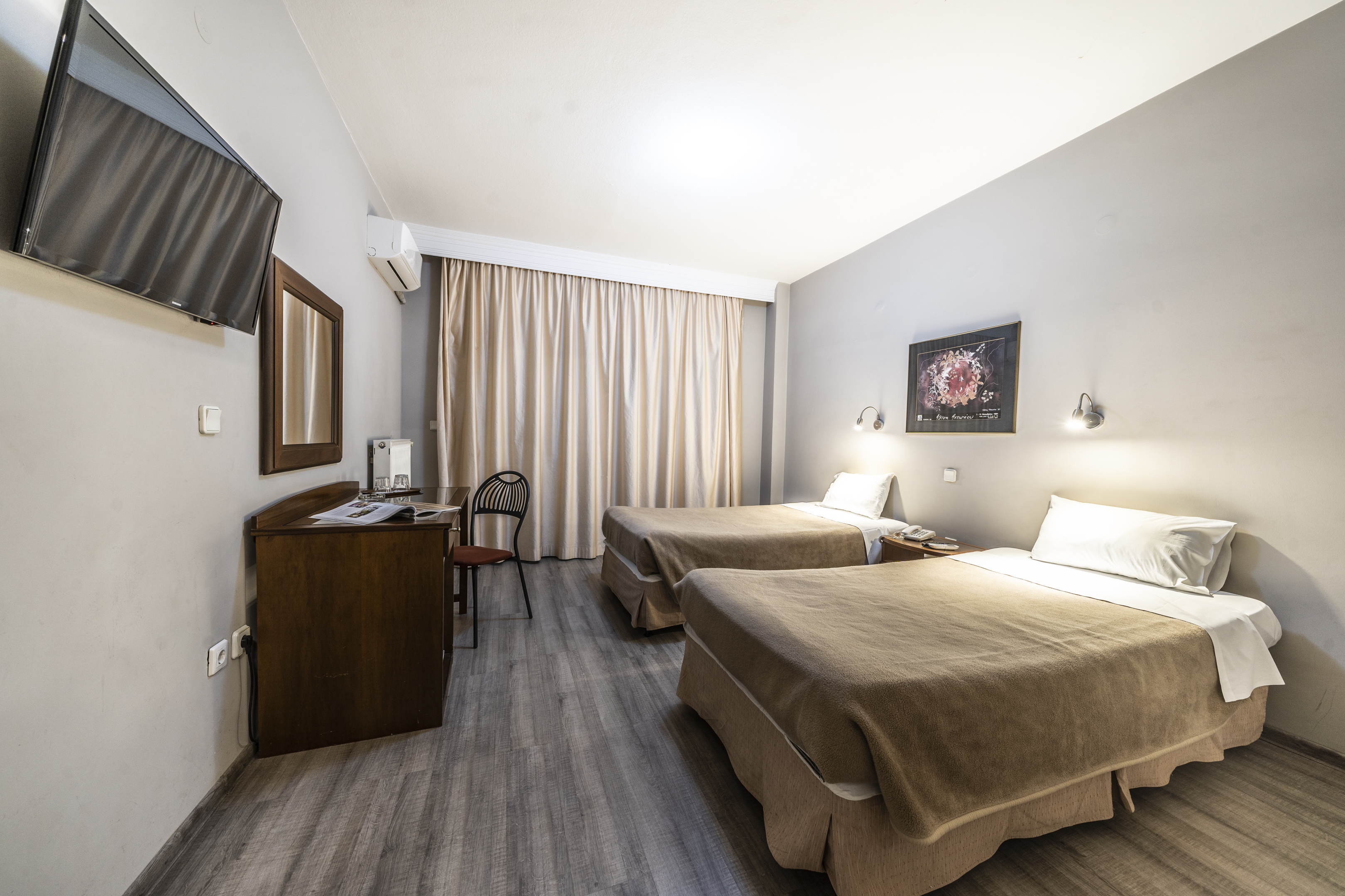 ROOM, QUADRUPLE