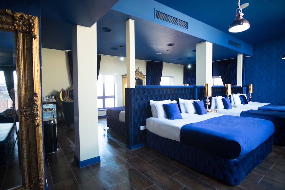 1 BEDROOM, LUXURY, PENTHOUSE, 5 DOUBLE BEDS, HOT TUB