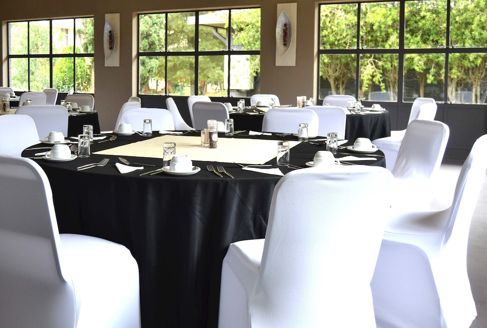 Outlook Lodge OR Tambo 27/35