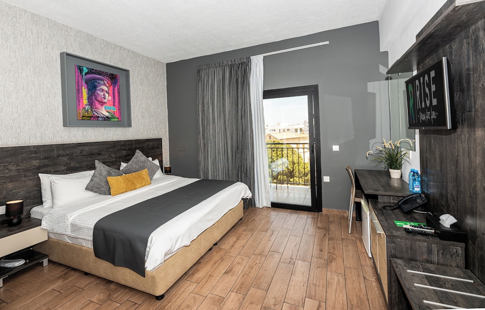 DELUXE, DOUBLE OR TWIN BED