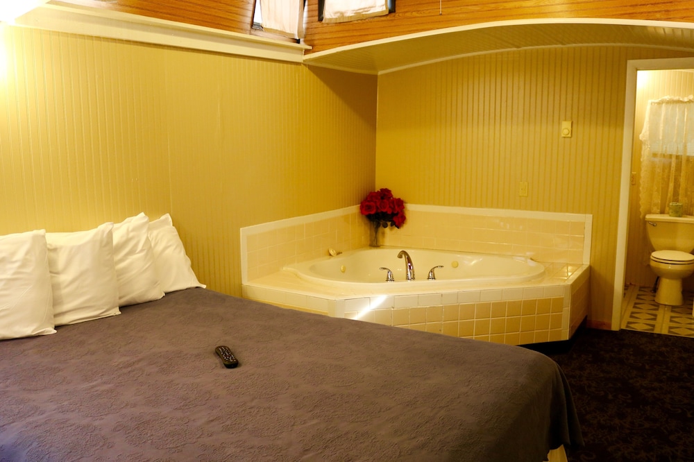 Honeymoon, Cabana, Queen Bed, Jetted Tub