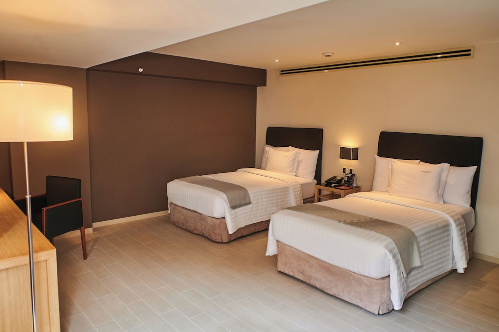 DELUXE, TWIN BEDS, POOL VIEW