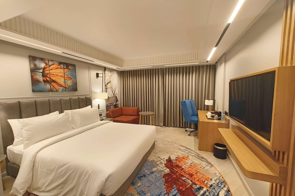 Superior, King Bed, Forest View