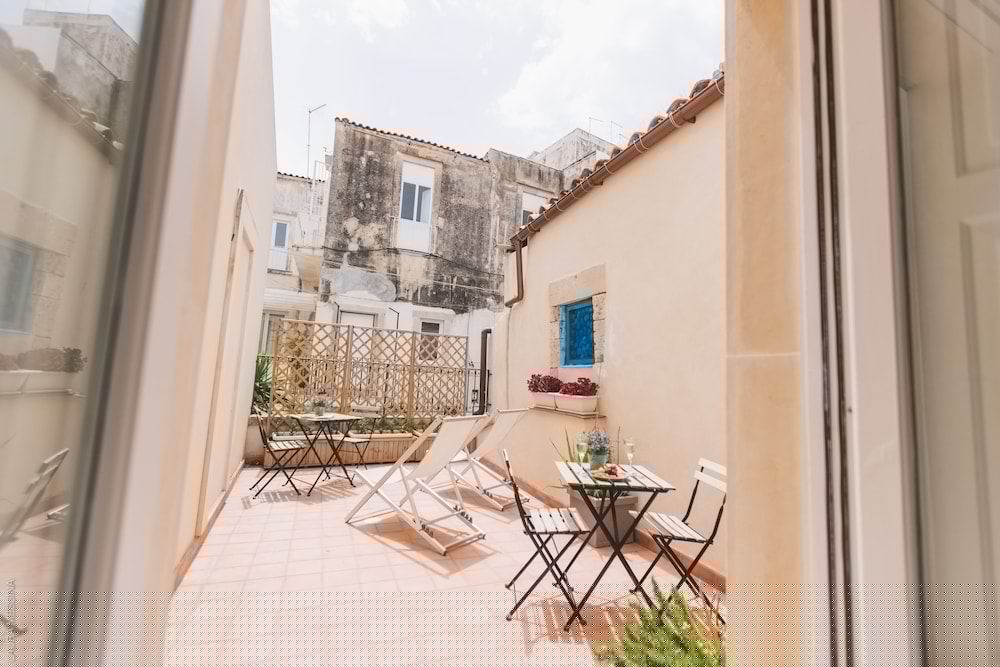 Lemoni Suite 27/56