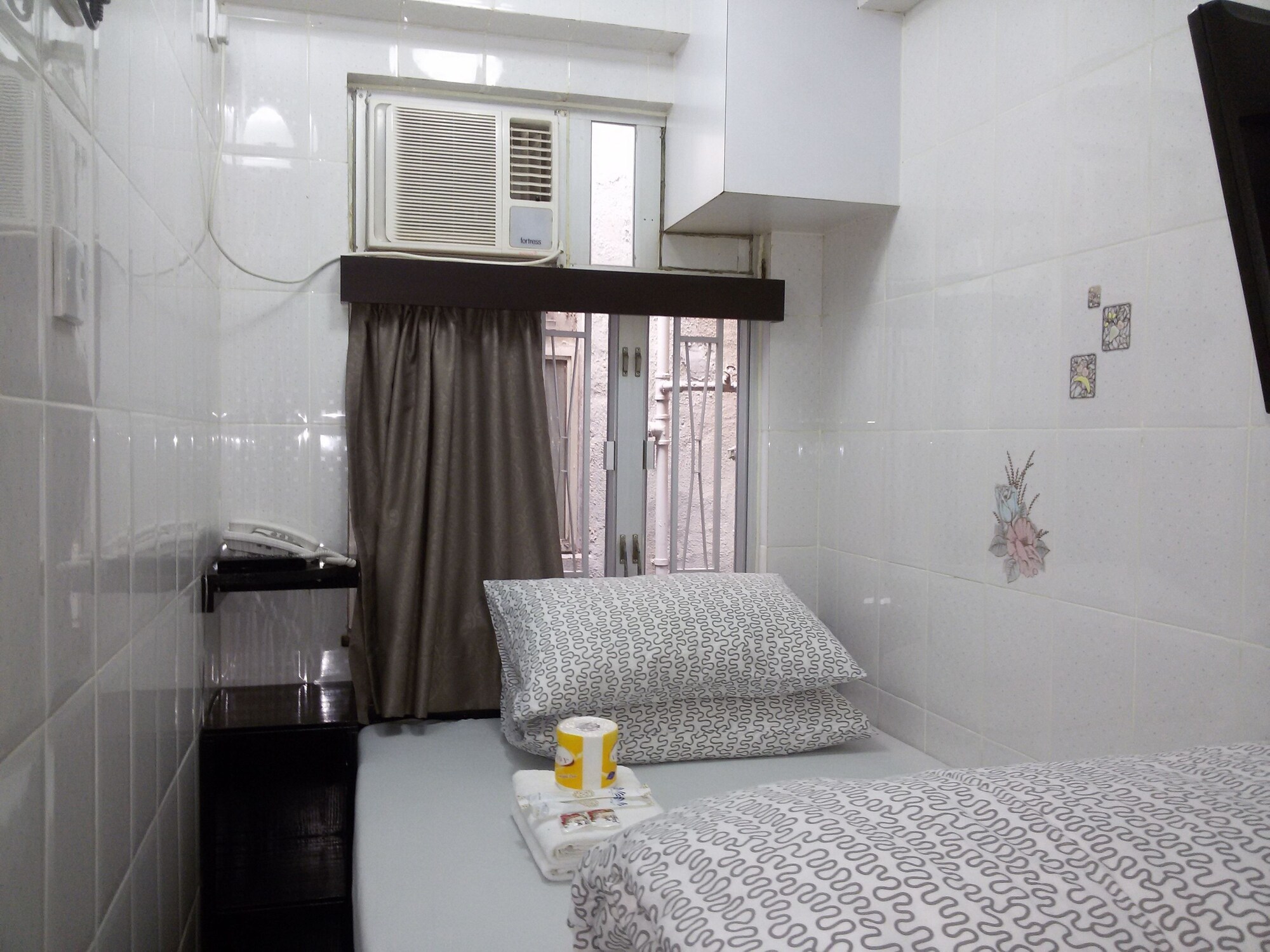 ROOM, SINGLE, PRIVATE BATHROOM