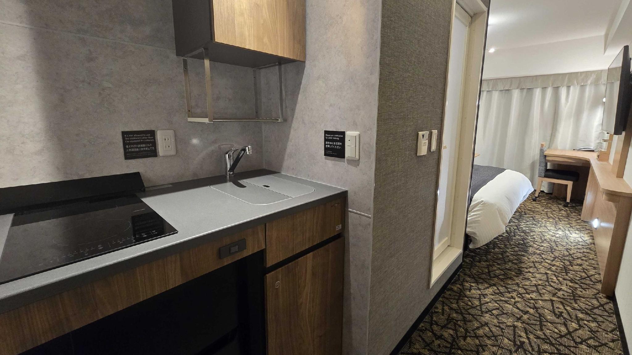 Mini, King Bed, Kitchen