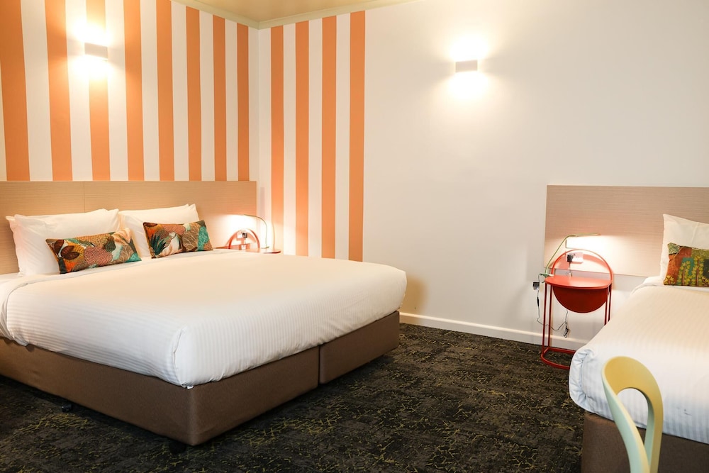 STUDIO, SINGLE, KING BED