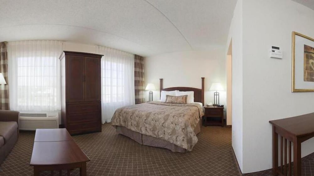 Staybridge Suites Indianapolis Airport 12/70