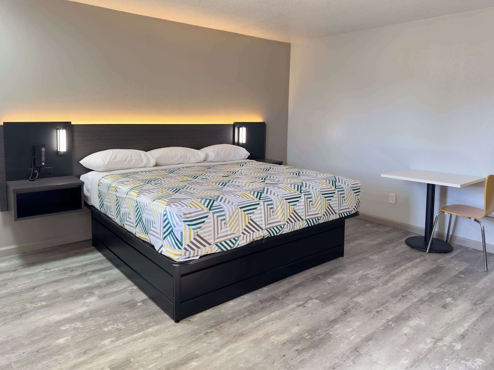 Motel6 Dyersburg, TN 24/50