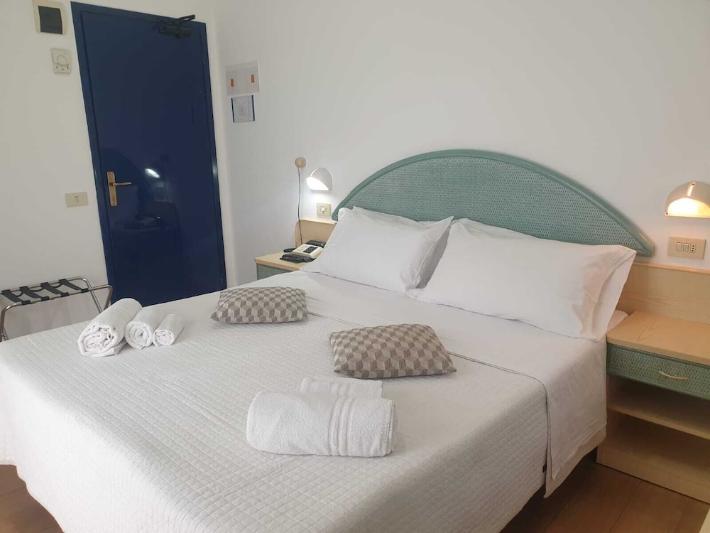 Economy, Queen Bed