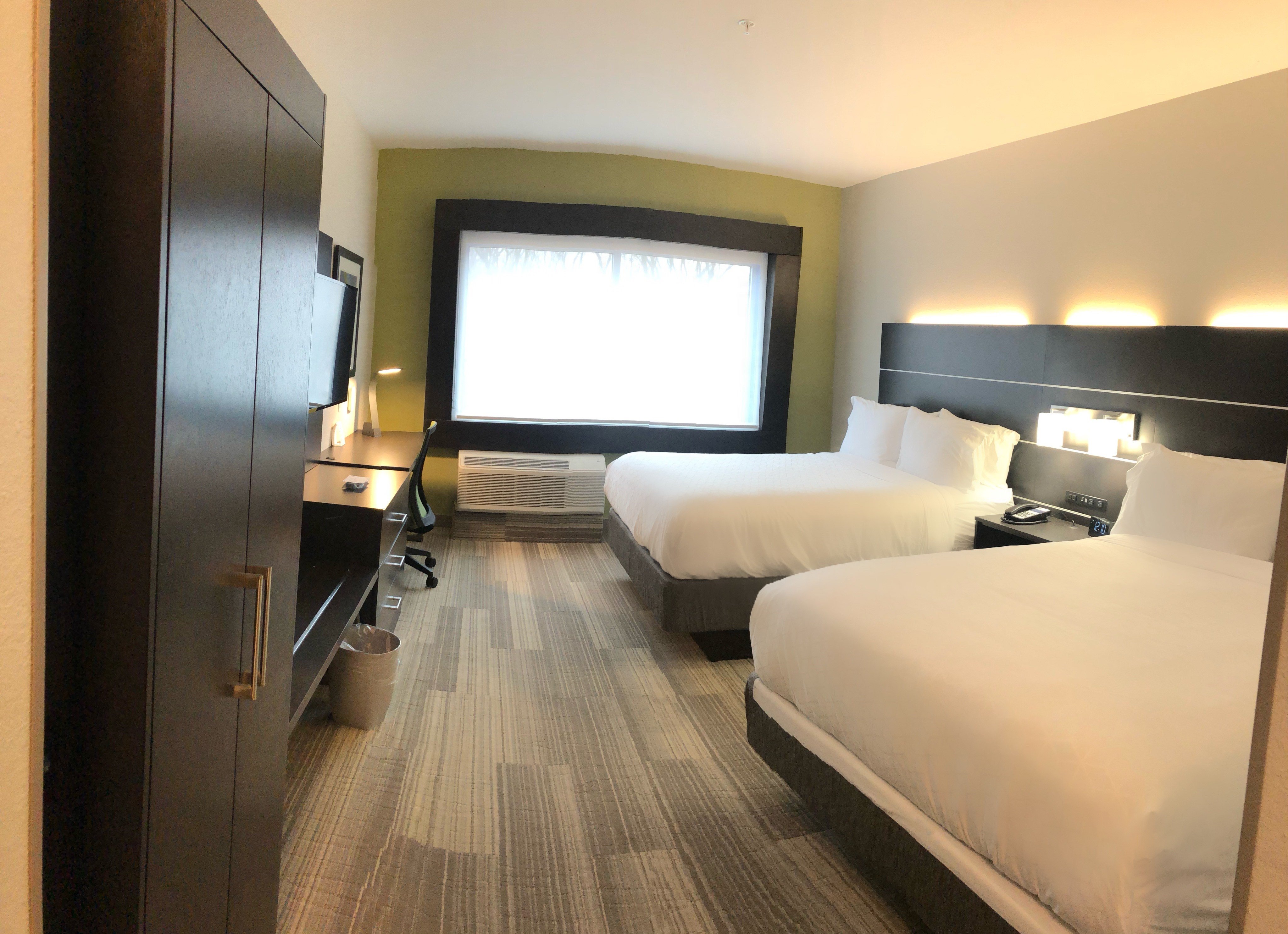 Holiday Inn Express and Suites Warrensburg North 21/58