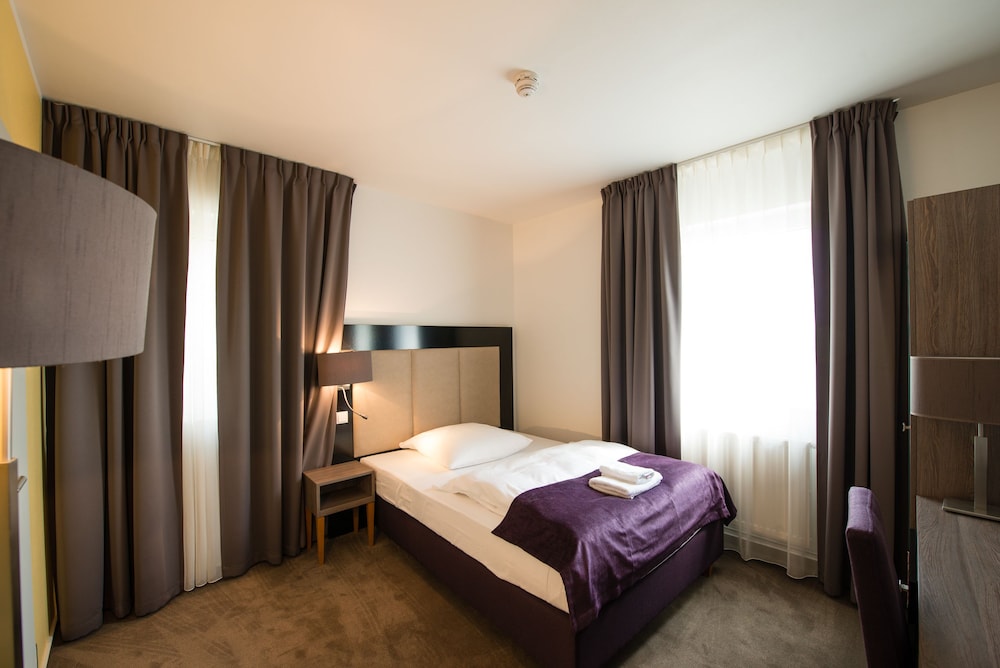 ROOM, SINGLE