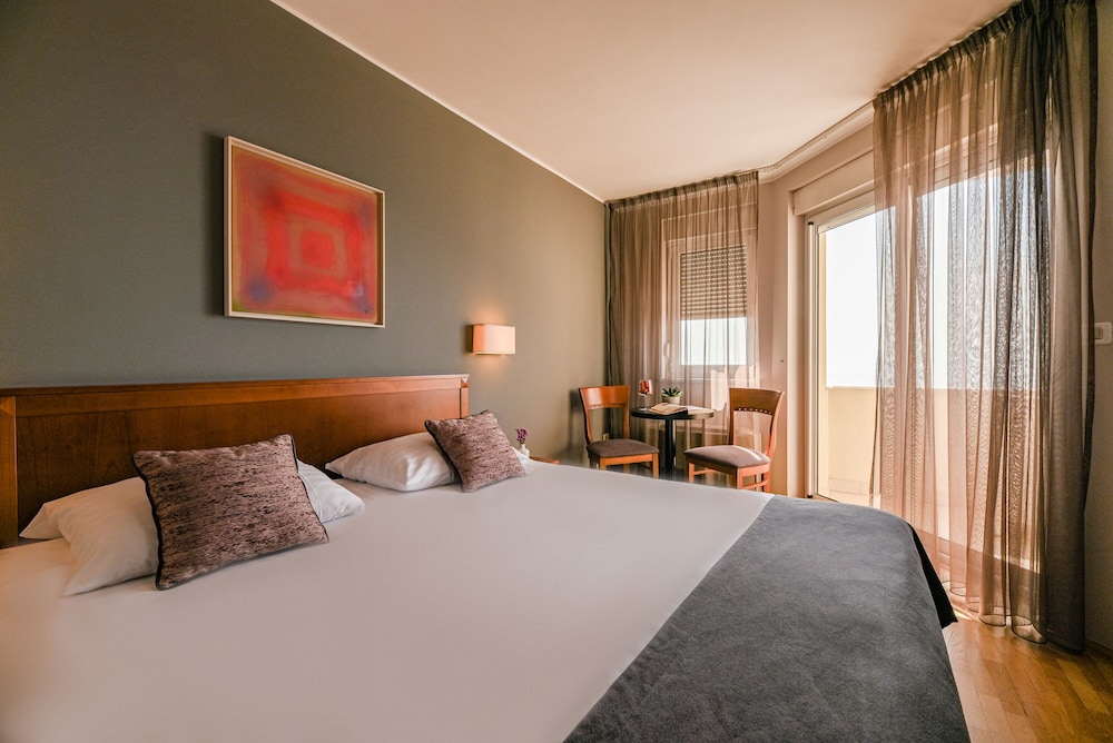 Hotel Laurus 16/82