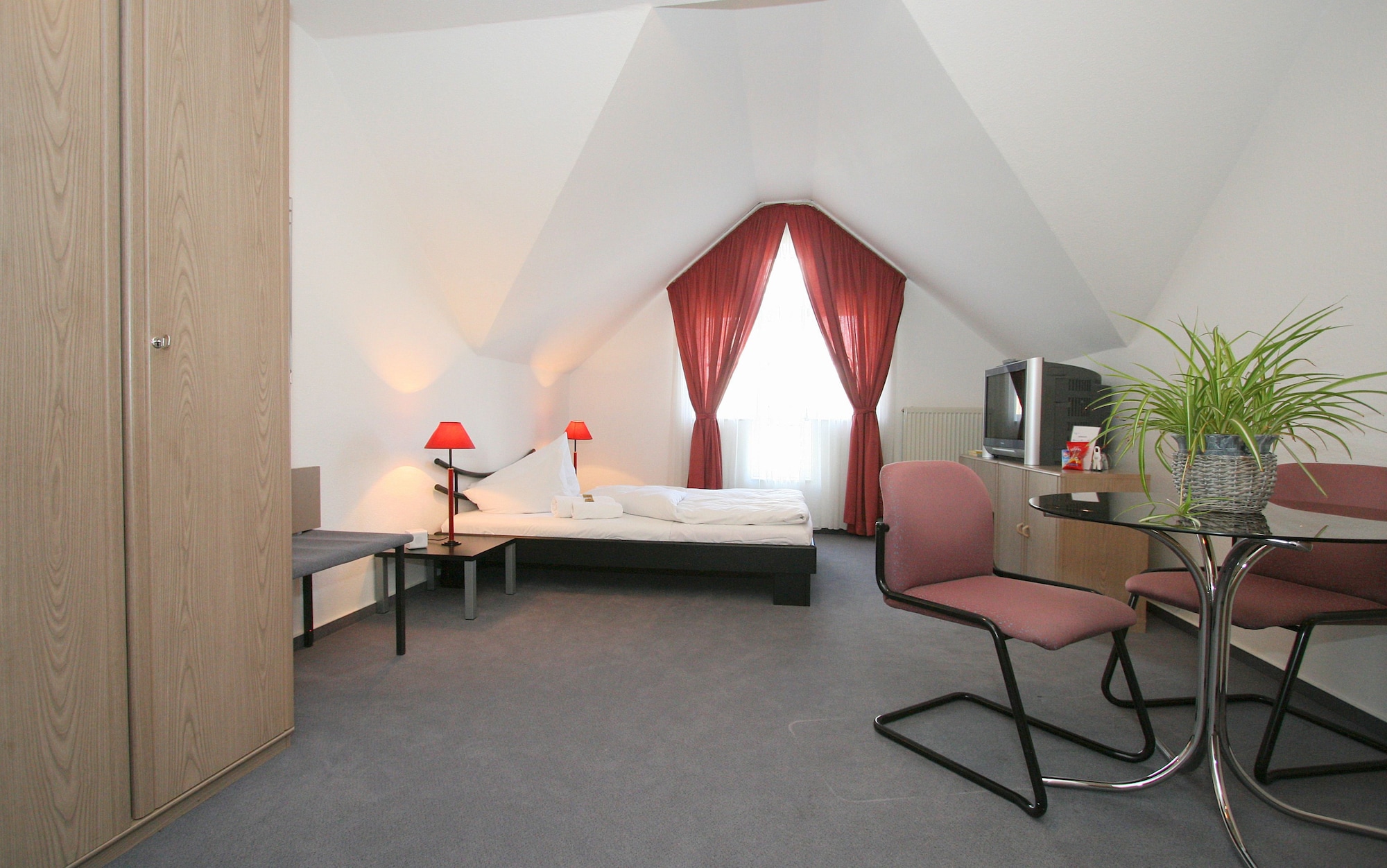 1 Bedroom, Basic, Triple