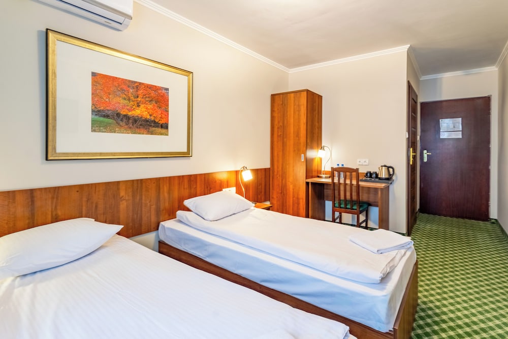 Hit Hotel 18/73