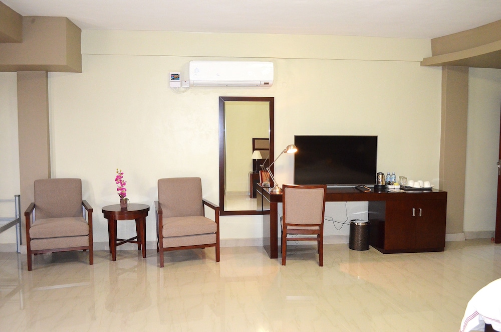 HILLSIDE PLAZA HOTEL 34/66