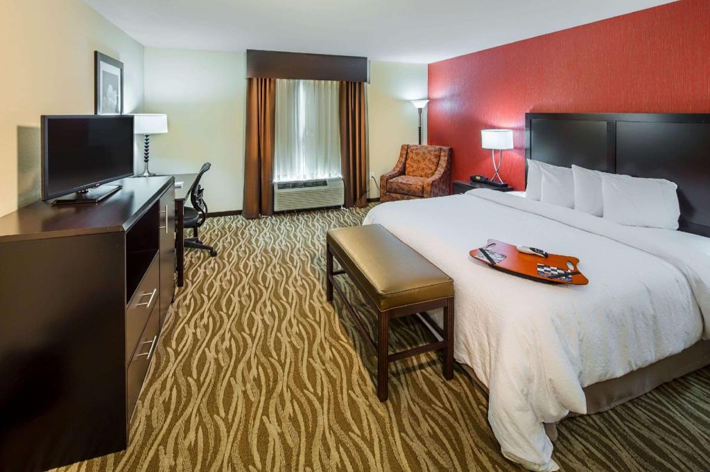 ROOM, KING BED, JETTED TUB, ACCESSIBLE
