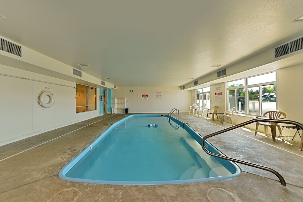 Econo Lodge Belle Fourche, SD 24/36