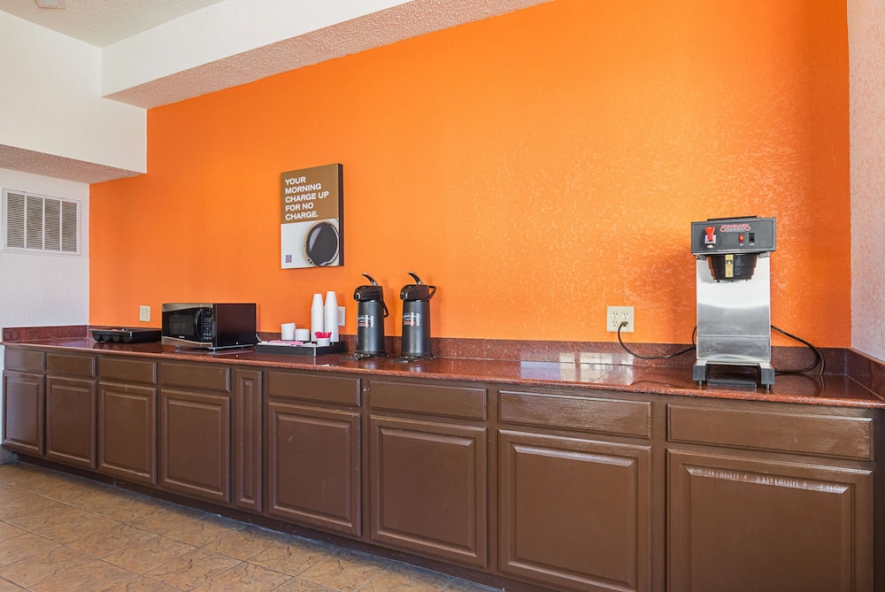 Motel6 Waterloo, IA - Crossroads Mall - Cedar Falls 8/49