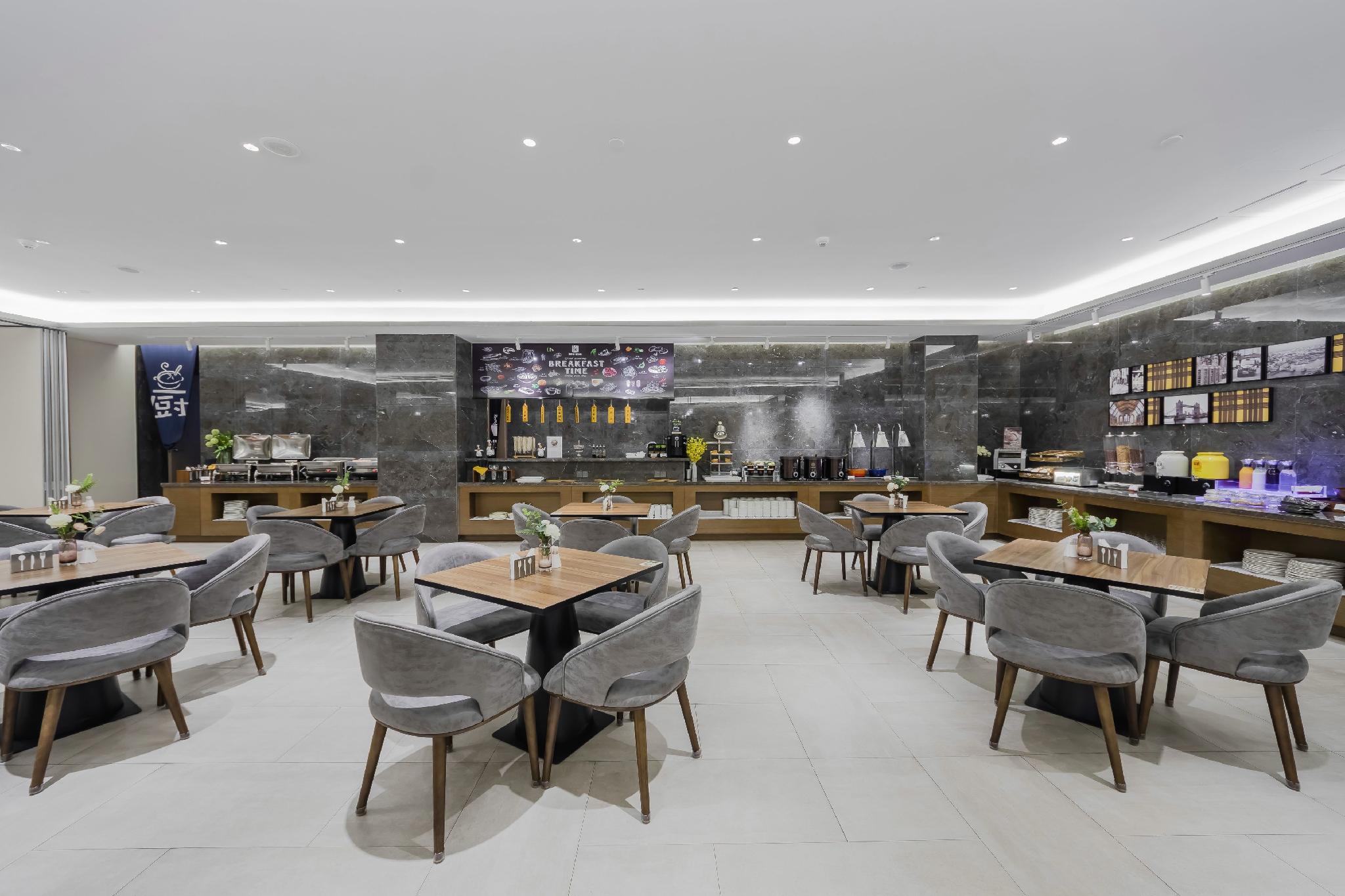 Home Inn Plus (Wuxi Zhongshan Road Shenglimen Metro Station) 55/57