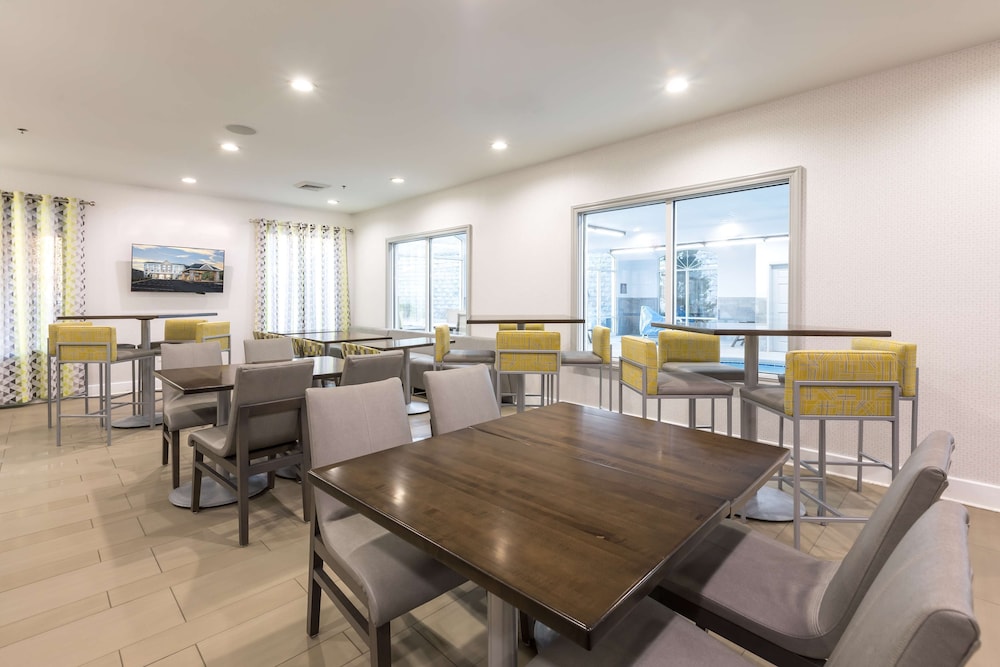 La Quinta Inn & Suites by Wyndham Asheville Downtown 29/34