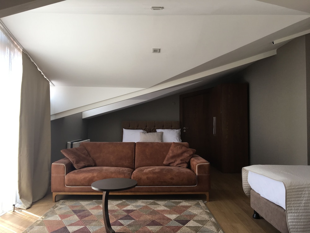 The Elegant Hotel 10/50
