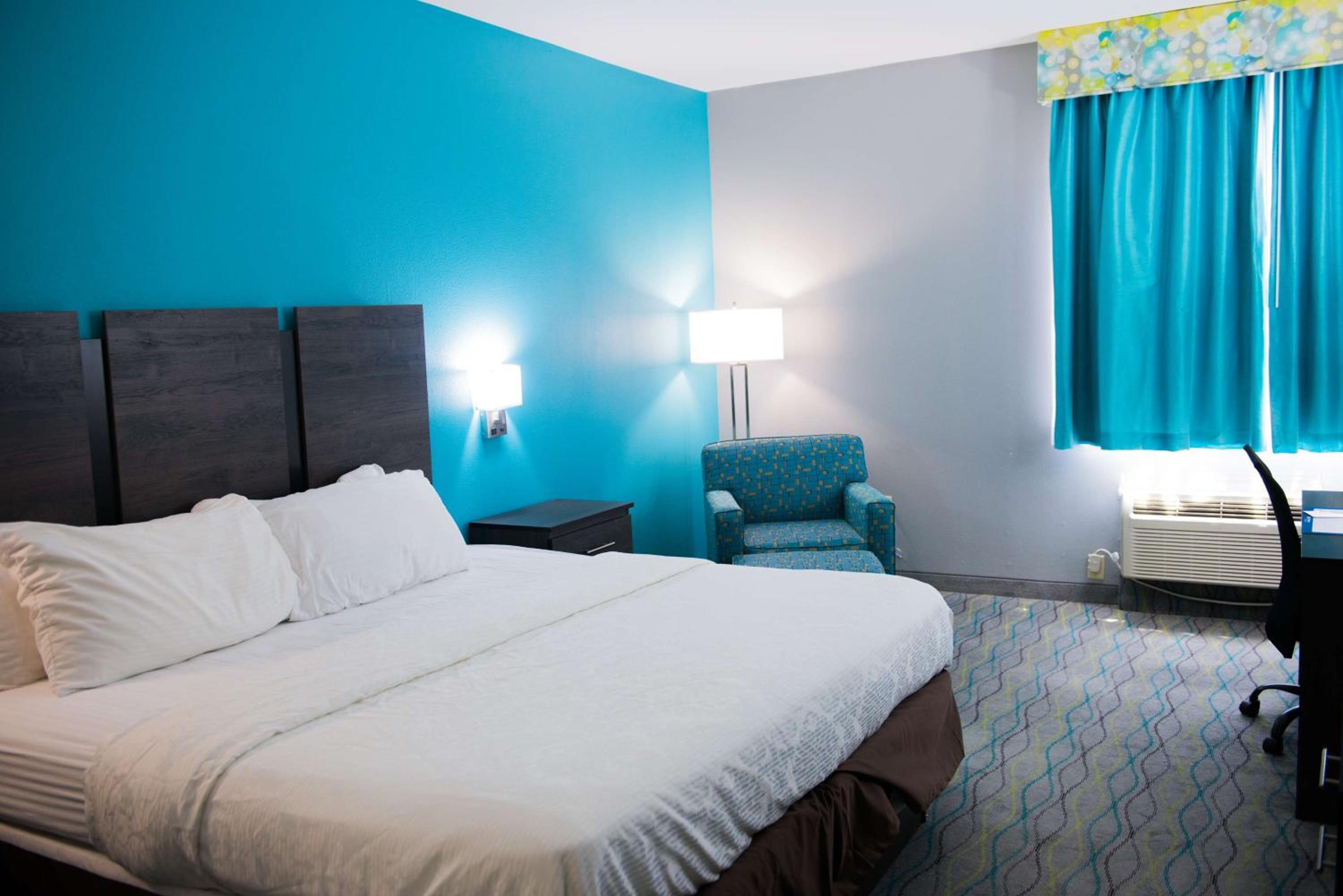 غرفة بسرير كينج مع أريكة، Best Western Executive Inn Corsicana 3/6
