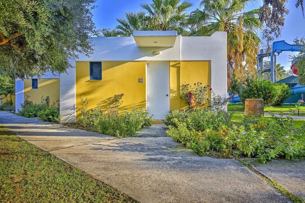 Alex Beach Hotel Bungalows 6/32