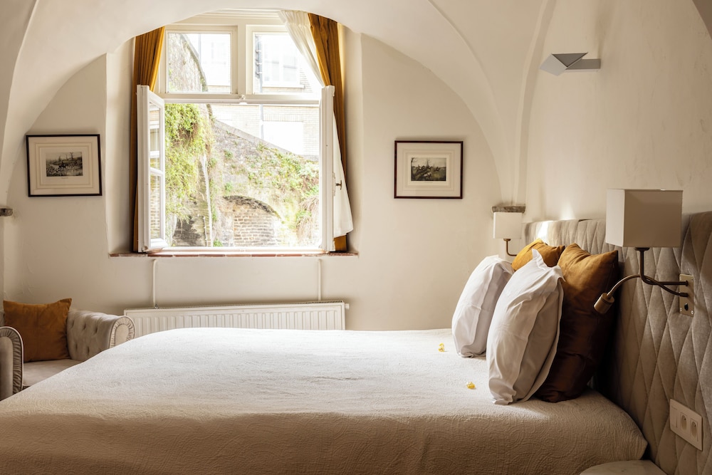 DELUXE, DOUBLE BED, CANAL VIEW