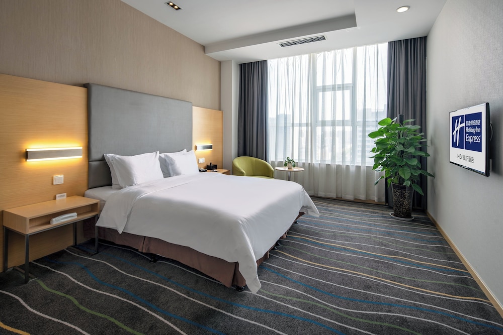 Holiday Inn Express Luoyang City Center 26/72