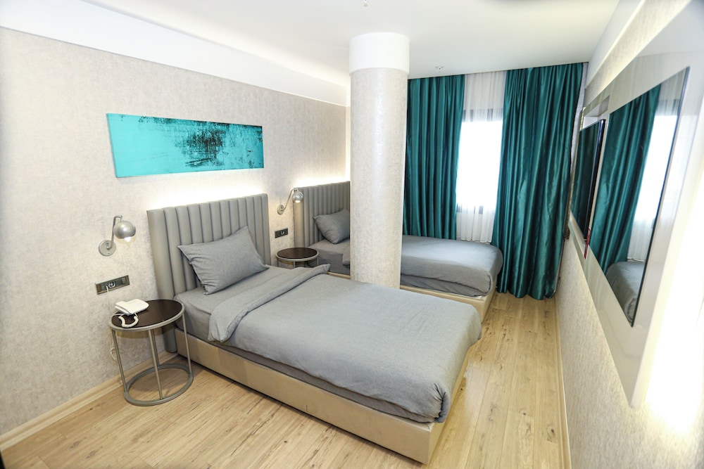 DELUXE, DOUBLE OR TWIN BED, CITY VIEW