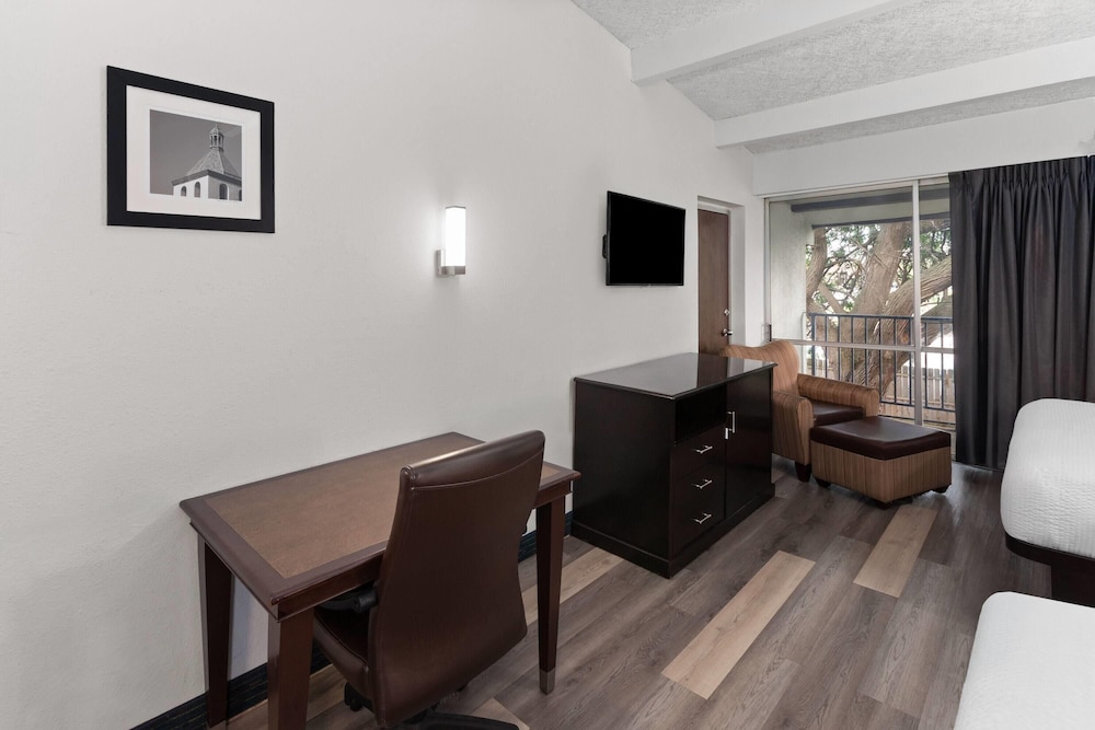 Travelodge By Wyndham Milwaukee 30/50